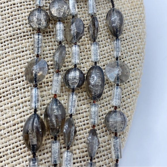 Vintage multistrand lightweight gray plastic bead necklace with decorative clasp - Picture 8 of 12